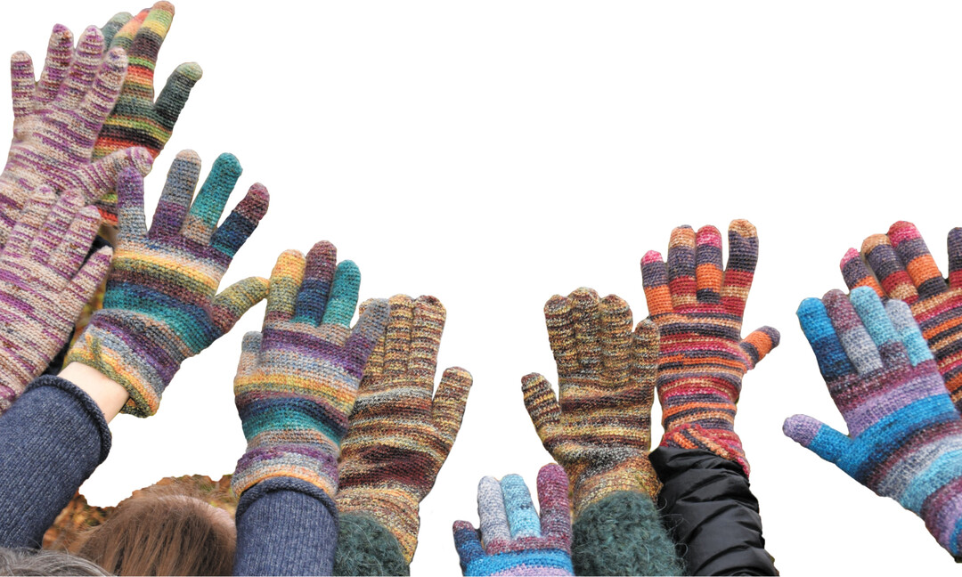 Mit Sockenwolle werden die Fingerhandschuhe schön bunt.