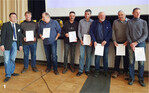 Kreisobmann Jörg Kautt (l.) gratuliert den Ortsobmännern (v. l.) Jörg Walker, Johannes Grauer, Thomas Schäfer, Eberhard Hetzel, Ernst Aufrecht, Eckhardt Nagel und Jochen Rebmann.