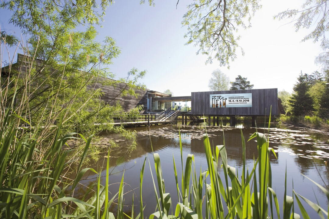 Inmitten einer faszinierenden Moorlandschaft bietet das Federseemuseum im Freigelnde begeh- und begreifbare Architektur aus 3500 Jahren rtlicher Pfahlbaugeschichte. Im Museum sind zur Groen Landesausstellung Baden-Wrttemberg 4.000 Jahre Pfahlbauten vom 16.4. bis 9.10. 2016 hochkartige Funde aus bronzezeitlichen Pfahlbauten rund um die Alpen ausgestellt.
