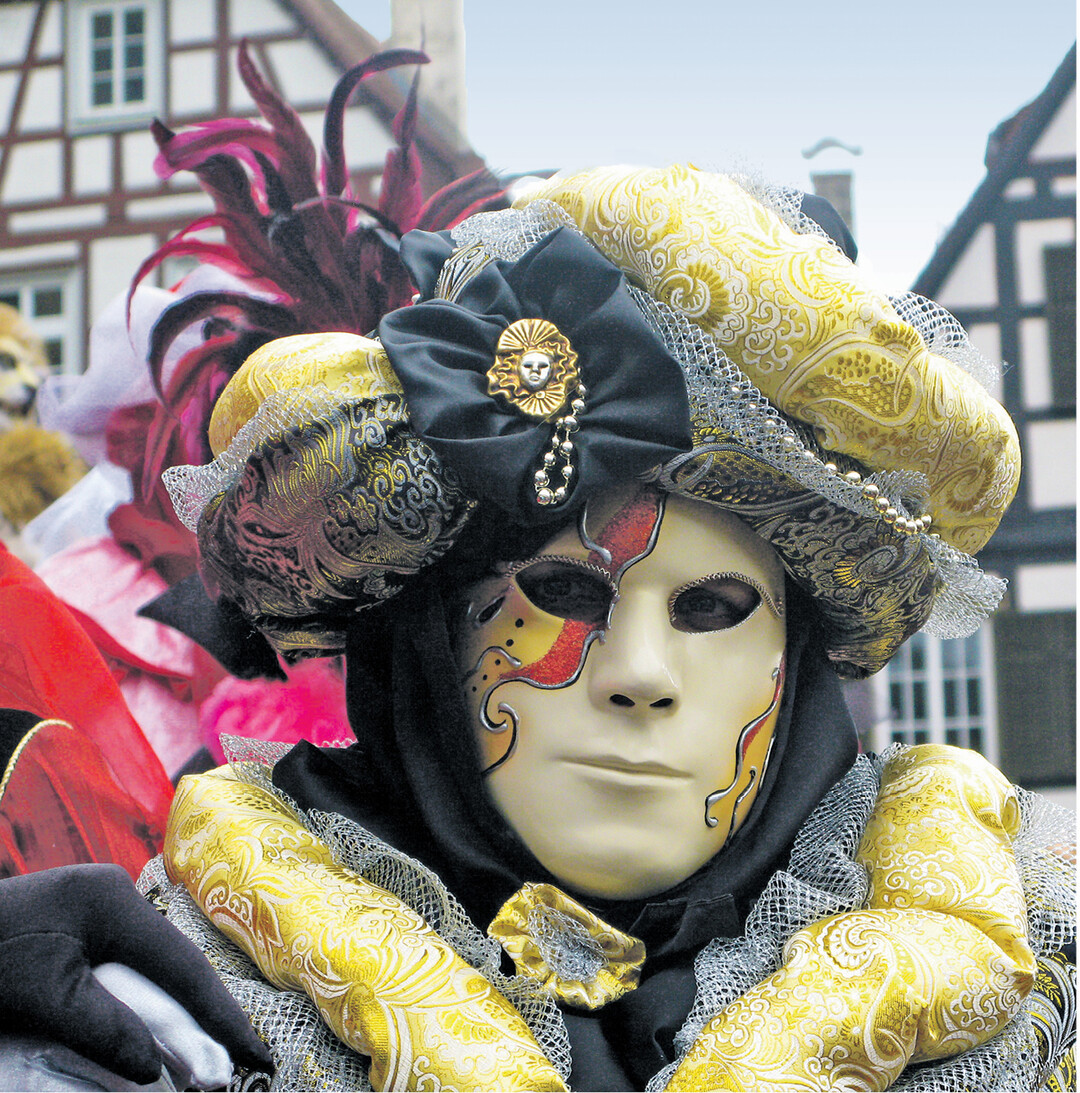 Wer sich keine Fahrt zum Karneval nach Venedig leisten will oder keine Zeit dazu hat, findet eine zauberhafte Alternative in der ehemaligen Freien Reichsstadt Schwäbisch Hall. Seit 1998 wird dort ein farbenfroher venezianischer Karneval inszeniert. Am Sonntag, dem 8. Februar, streifen die Masken bei Hallia Venezia von 12 bis 16 Uhr durch die Stadt.