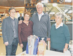 Jede Woche selbstgemachte Nudeln – die kommen künftig bei Dorothea und Johannes Grözinger aus Steinheim (Mitte) auf den Tisch. Verlagsmitarbeiter Gerhard Kretschmer und Seniorchefin Adelinde Häußler gratulieren zum Gewinn einer Nudelmaschine Luna.