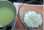Aus einem Liter Vollmilch entsteht unter Zugabe eines Gerinnungsmittels (hier Weißweinessig) ein lockerer Frischkäse (rechts). Die mineralstoffreiche Molke (links) als Nebenprodukt kann als Wasserersatz für verschiedene Zwecke in der Küche weiterverwendet werden.
