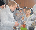 „Ihhhhhhgitt, das schmeckt ja überhaupt nicht!", so beurteilten einige Schüler das Futter der Schweine an einer der Stationen. Die Fachschüler nahmen das gelassen – schließlich muss es ja den Schweinen schmecken. Wichtig ist ihnen nur, dass die Schüler mit allen Sinnen Landwirtschaft erleben.