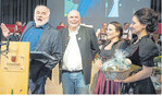 Rezzo Schlauch (l.) sorgte für Stimmung beim Bauerntag der Bäuerlichen Erzeugergemeinschaft Schwäbisch Hall. Vorsitzender Rudolf Bühler dankt mit einem Korb Hohenloher Produkte.