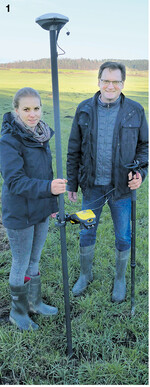 Miriam Baur und Hubertus Kleiner zeigen, wie die Grenzsteinsuche funktioniert. Der rund 40 cm große Geo X 7 Handempfänger besitzt einen integrierten GPS-Empfänger, kann aber bei Bedarf, etwa bei schwierigen Empfangsbedingungen – wie im Bild gezeigt – zusätzlich mit einer externen, größeren Satellitenantenne gekoppelt werden.