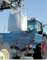 Hier wird körniger Branntkalk in praktischen Big-Bags verladen. Für Landwirt Jürgen Maurer ist so die Handhabe optimal.