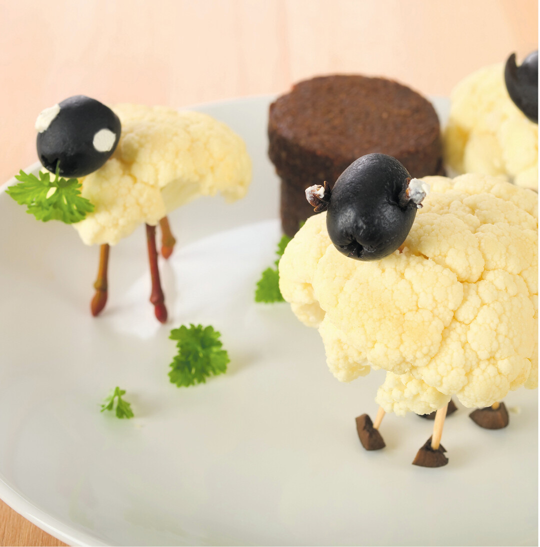 Mit Essen soll man doch eigentlich nicht spielen. Richtig, aber zugegebenermaßen sind diese Blumenkohllämmer sehr niedlich und fast zu schade zum Essen.