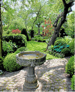 Dieser antike Pokal aus glasfaserverstärktem Betonguss fungiert als dekorativer Mittelpunkt und erzeugt romantisches Flair.