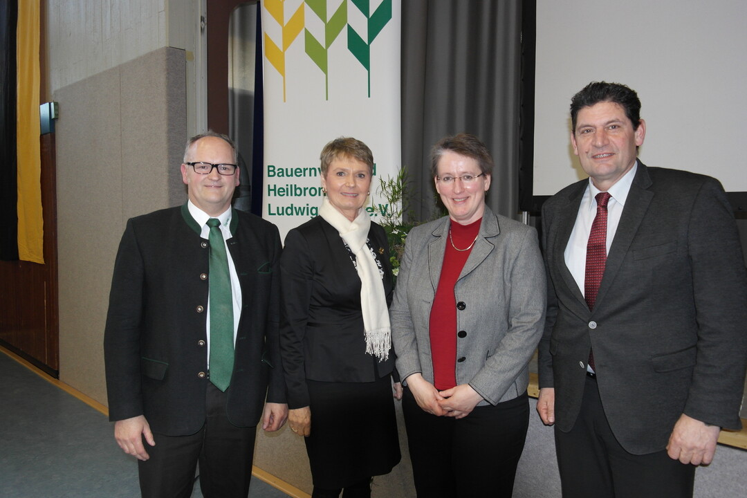 Gerd Mezger, Friedlinde Gurr-Hisch und Gaby-Fleur Bl sind der Einladung vom Vorsitzenden Eberhard Zucker zum Bauerntag des Bauernverband Heilbronn-Ludwigsburg nach Schwieberdingen gefolgt.