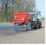 Eine Kalkdüngung, hier mit Schwarzkalk, vor der Saat verbessert die Bodenstruktur und erhöht die Nährstoffeffizienz.