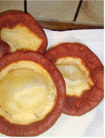 Küchle mit hellem Fenster, beim Wenden darf kein Fett in die Mitte kommen, auf Küchenpapier abtropfen lassen.