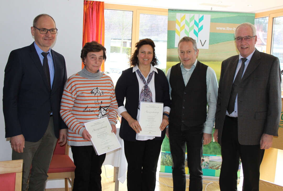 Fr ihr Engagement bei der Glsernen Produktion 2017 wurden Angelika Dreler (2. v. l.) fr die Familien Dreler und Duss vom Schwabenhof in Bad Herrenalb sowie die Familie Schfer (3. u. 4. v. l.) vom Farrenhof in Bad Teinach-Zavelstein ausgezeichnet. Die Urkunden berreichten Dr. Peter Schfer (l.), Abteilungsleiter Landwirtschaft und Naturschutz sowie Reinhold Rau (r.), Referatsleiter Land- und Forstwirtschaft, Verbraucherschutz; beide beim Landratsamt Calw.