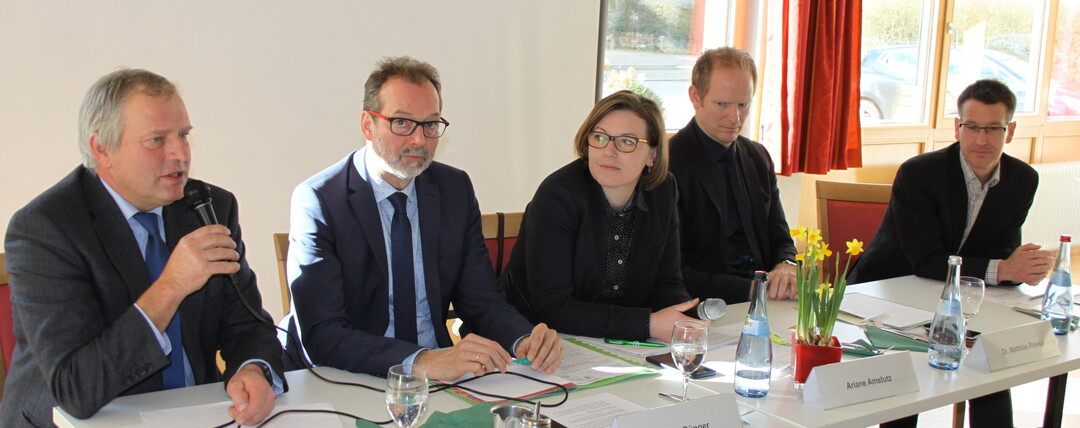 Podiumsdiskussion mit (v. l.) Kreisvorsitzendem Friedrich Großhans, dem Wildberger Bürgermeister Ulrich Bünger, Geprächsleiterin Ariane Amstutz vom Landesbauernverband, Dr. Matthias Proske, Direktor des Regionalverbandes Nordschwarzwald und IHK-Geschäftsführer Markus Wexel