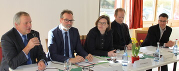 Podiumsdiskussion mit (v. l.) Kreisvorsitzendem Friedrich Grohans, dem Wildberger Brgermeister Ulrich Bnger, Geprchsleiterin Ariane Amstutz vom Landesbauernverband, Dr. Matthias Proske, Direktor des Regionalverbandes Nordschwarzwald und IHK-Geschftsfhrer Markus Wexel 