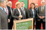 Bundesministerin beim Bauerntag in Horb Julia Klöckner, Kreisobmänner Gerhard Fassnacht (links) und Friedrich Großhans (2. von rechts), Landfrauen-Präsidentin Juliane Vees (3. von rechts) und Staatssekretär Hans-Joachim Fuchtel (zwischen Klöckner und Vees) freuen sich über die große Zuhörerzahl in der Hohenberghalle. Foto: Krehl