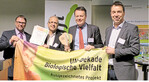 Klaus Tappeser (2. v. r.), der Präsident des Regierungsbezirks Tübingen, nahm auf der Grüne Woche die Auszeichnung von der UN-Dekade Biologische Vielfalt für das Projekt Bienenstrom entgegen.