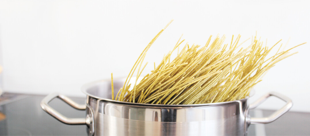 Nudeln aus Hülsenfrüchten, hier aus Edamame, sind genauso schnell und einfach in der Zubereitung wie übliche Pasta.