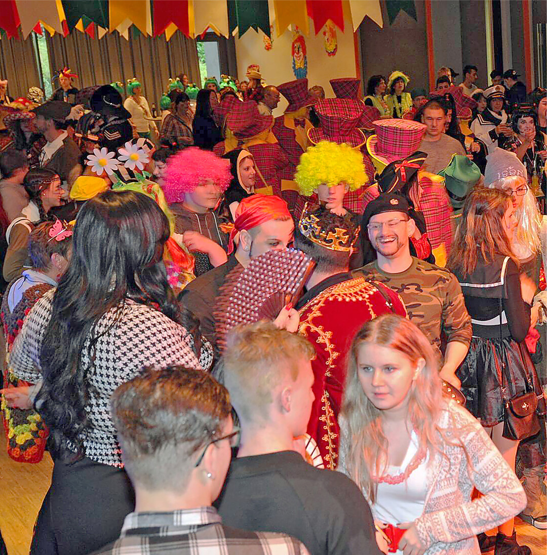 Sicher feiern: Vorsicht vor K.-o.-Tropfen Laute Musik, dichtes Gedränge, ausgelassene Stimmung. Für viele Menschen ist die Fasnet die schönste Zeit des Jahres: Doch sogenannte K.-o.-Tropfen können diesem Spaß schlagartig ein schlimmes Ende setzen. Denn das Gefährliche an K.-o.-Tropfen ist, dass siesind und so beim Trinken nicht erkannt werden können. Bereits geringe Mengen reichen aus, um Opfer über mehrere Stunden hinweg willens- und bewusstlos zu machen. Die Wirkungen können auch zu Atemnot, Kreislaufversagen, Koma und sogar Tod führen. Außerdem wird das Erinnerungsvermögen erheblich außer Kraft gesetzt. Sexual- oder Eigentumsverbrechen sind dann häufig die Folge. Die gute Nachricht ist, dass jede und jeder Einzelne sich gegen den Missbrauch von K.-o.-Tropfen schützen kann. Es beginnt damit, dass das eigenegelassen werden darf, Getränke von Fremden sind natürlich ein Tabu. Da außerdem der Alkoholkonsum die Wirkung von K.-o.-Tropfen verstärkt, istdie Devise. Wichtig ist auch,und dabei. Bei ersten Anzeichen von Übelkeit und Schwindel sollten Freunde und das Veranstaltungspersonal sofort informiert werden. Im Verdachtsfall gilt es, unbedingt die Polizei über die 110 oder den Rettungsdienst unter 112 zu alarmieren. Helfen können auch kleine Stoffschützer für Becher, die es im Internet gibt. Das Landratsamt Bodenseekreis, das Polizeipräsidium Ravensburg sowie der Verein Kommunale Kriminalprävention Bodenseekreis e. V. werden während der Fasnet mit der Kampagne Narri! Narro! Geh nicht K.-o.!" insbesondere junge und feiernde Menschen über die dramatische Wirkung von K.-o.-Tropfen aufklären. Landratsamt Bodenseekreis