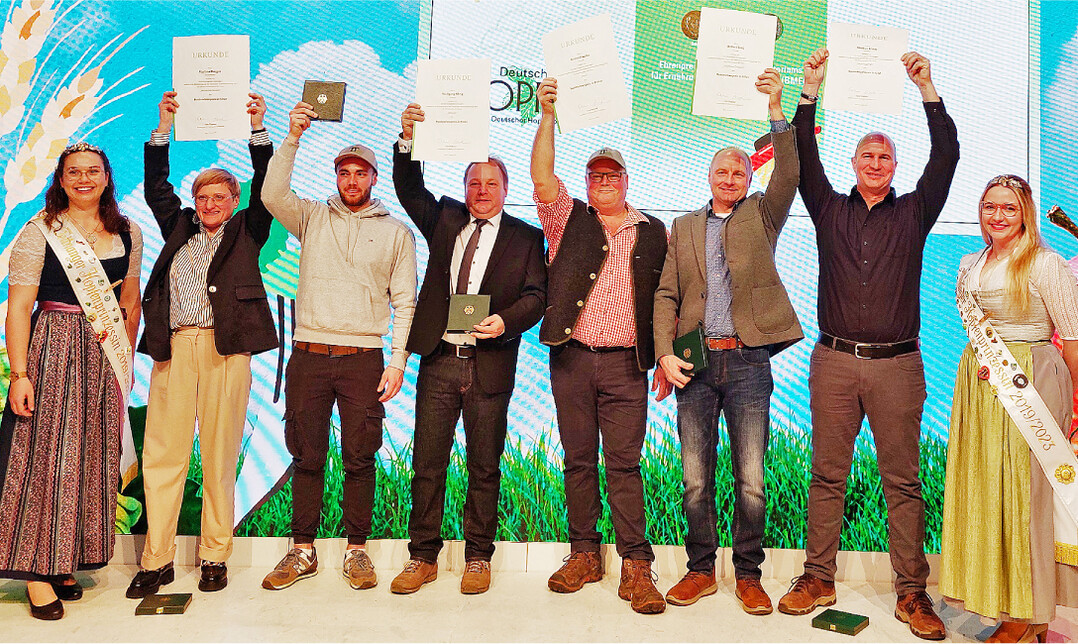 (v. l.) Hopfenprinzessin Hannah Wagner, Martina Biegger, Thomas Wagner, Wolfgang Kling, Bruno Wagner, Robert Sorg, Markus Knig und Hopfenprinzessin Carolin Steuer.