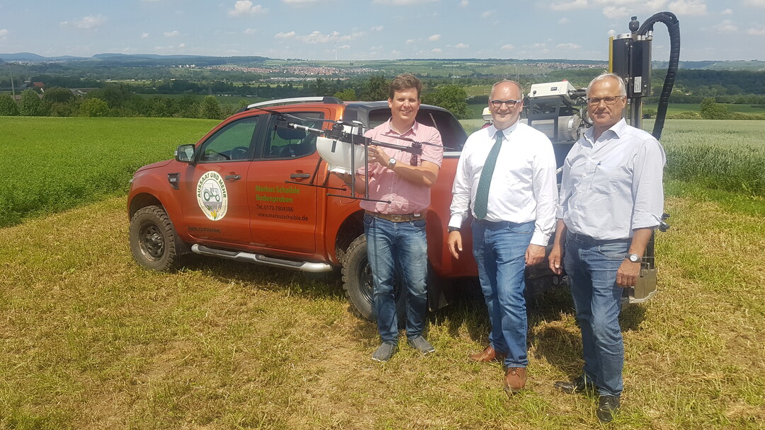 Demonstrieren in Freiberg am Neckar Smart Farming mit Drohne und GPS-Bodenprobefahrzeug: Markus Schaible (v.l., Landwirt und Lohnunternehmer), Gerd Mezger
(Spartengeschäftsführer BayWa Agrar für Württemberg) und Jürgen Rüdt (Landwirt und Smart-Farming-Projektpartner der BayWa).