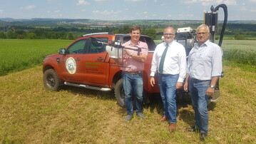 Demonstrieren in Freiberg am Neckar Smart Farming mit Drohne und GPS-Bodenprobefahrzeug: Markus Schaible (v.l., Landwirt und Lohnunternehmer), Gerd Mezger
(Spartengeschftsfhrer BayWa Agrar fr Wrttemberg) und Jrgen Rdt (Landwirt und Smart-Farming-Projektpartner der BayWa).