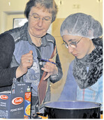 Sarah Sahm (r.) aus Amtzell mit Prüferin Gabriele Seifried vom Landratsamt Sigmaringen in der Lehrküche.