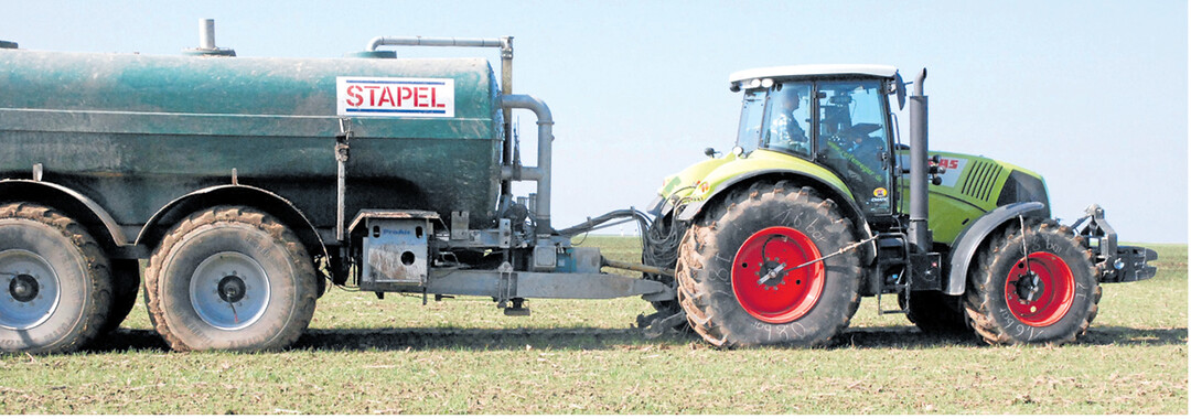 Bei dieser ProAir Reifendruckregelanlage ist am Fass unter der Abdeckung der Kompressor montiert, mit dem alle Reifen für die Straßenfahrt gefüllt werden. Traktor und Fass fahren mit rund 1,0 bar auf dem Acker. Spurtiefe, Schlupf, Bodenschadverdichtungen und Ertragsverluste werden vermindert.