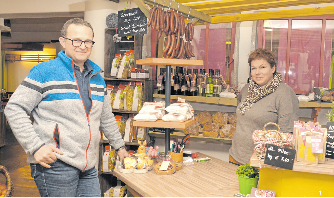 Petra und Jörg Schittenhelm in ihrem Hofladen. Alle Grundzutaten, die sie in ihrer Gastwirtschaft verwenden, können die Gäste im Hofladen kaufen.