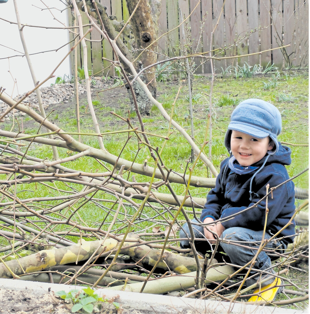 bild der woche Das macht Spaß: Trampolin, aufgehäuft aus gesammeltem Schnittholz. Zudem praktisch: Es steht nicht noch ein weiteres Spielgerät im Garten. Außerdem lässt sich das Asttrampolin ganz einfach wieder entsorgen, sollten die Kinder keine Lust mehr haben: im Osterfeuer verheizen!