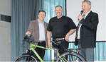Die Firma Adama hatte unter den Kunden der Firma Lehner per Preisausschreiben ein Fahrrad verlost. Auf der Ackerbautagung übergaben es nun Helmut Lehner (r.) und Roland Fischer von Adama (l.) dem glücklichen Gewinner, Josef Michael Mayer aus Elchingen.