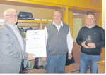 Der ehemalige Kassier (v. l.) Manfred Walter mit seinem Goldenen Meisterbrief und dem derzeitigen Kassier Markus Kern sowie Vorsitzendem Hagen Hohl.