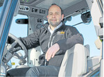 Sebastian Wurzinger in einem Same Deutz-Fahr Traktor mit rund 250 PS. Im Marketing kommt der 31-Jährige aus Langenau oft mit neuen Maschinen in Berührung.