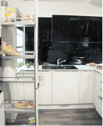 Praktisch für Vorräte: der Apothekerschrank mit großem Auszug bietet einen guten Überblick.