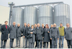 Die Gäste aus der Vojvodina vor den Getreidesilos des Neuensteiner Agrarzentrums zusammen mit BAG-Direktor Michael Eißler (4. v. r.), dem Präsidenten der Abteilung Landwirtschaft im Regierungspräsidium, Dr. Kurt Mezger (5. v. l.), Betriebsleiter Albrecht Mann (2. v. r.) und dem Dezernatsleiter für ländlichen Raum im Hohenlohekreis, Dr. Wolfgang Eißen (7. v. l.).