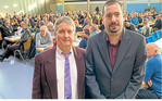 Der neue Vorsitzende im Bauernverband Böblingen, Daniel Dengler (r.) mit dem Referenten Dr. Holger Flaig, LTZ Augustenberg, in der Ehninger Festhallte.
