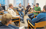 Zu Beginn der Meisterausbildung treffen sich die angehenden Landwirtschaftsmeister zu einer zweiwöchigen Fortbildung in Hohebuch. Auf dem Foto Schüler der Fachschule Aalen beim Diskutieren.