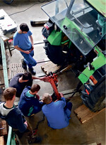 Studierende der Hochschule Nürtingen setzten sich intensiv mit technischen Themen auseinander.