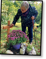 Das Grab ihres Sohnes hat Beate Stör mit Steinen aus der Eschach umrandet. Wenn er in den Ferien bei seinen Großeltern in Leutkirch war, hat gerne im Fluss gebadet.