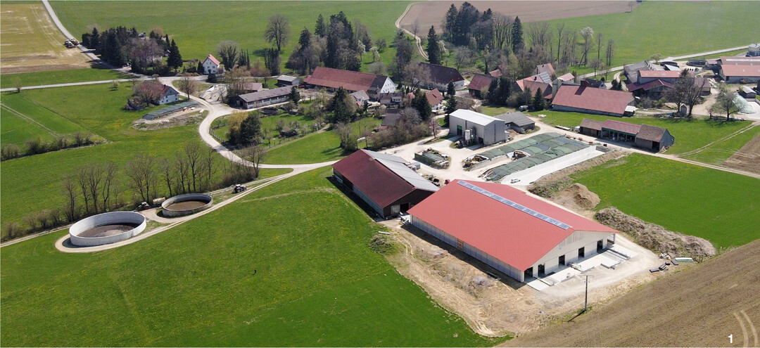 Der neu gebaute Laufstall der Familie Hmmerle in Adelshofen ist sechsreihig aufgebaut und schliet an das vorhandene Gebude an.