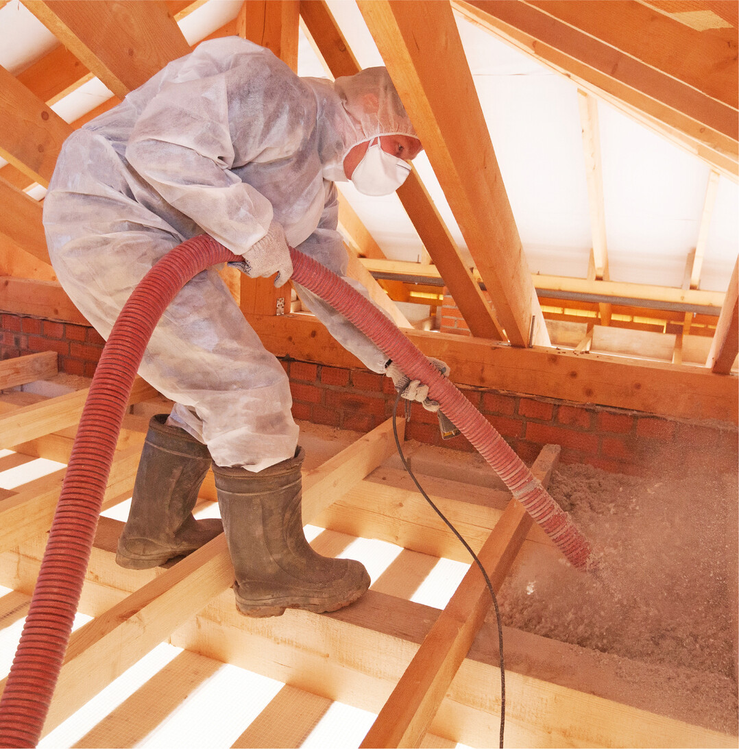 Mit natürlichen Materialien dämmen Ökologisches Bauen ist im Trend. Dämmstoffe aus nachwachsenden Rohstoffen oder Recyclingmaterial belasten die Umwelt wenig und lassen sich oft mit geringem Energieaufwand herstellen, entsorgen oder wiederverwerten. Die Wärmeleitfähigkeit von Naturdämmstoffen ist in den meisten Fällen etwas höher als bei konventionellen Dämmstoffen, das heißt, die Wirkung ist etwas geringer. Das lässt sich aber durch etwas mehr Dämmstärke ausgleichen.ist eine der kostengünstigsten Möglichkeiten der nachträglichen Gebäudedämmung, zum Beispiel bei Dachkonstruktionen. Zu Flocken geschreddert kann Zellulose in Hohlräume eingeblasen werden. Das Feld nachhaltiger Dämmstoffe führen seit vielen Jahren diean: Das Ausgangsmaterial sind Resthölzer aus Sägewerken, die mechanisch zerfasert und in Platten gepresst werden. Dank des holzeigenen Bindemittels Lignin kommen einige Produkte ohne weitere Zusatzmittel aus. Holzfaser-Platten sind je nach Beschaffenheit in mehreren Konstruktionen einsetzbar: zum Beispiel als Fassadendämmung, als nachträgliche Dachdämmung oder als Außenwanddämmung von innen. Erst vor wenigen Jahren erhielt ein Dämmstoff ausaus dem Mittelmeer die bauaufsichtliche Zulassung. Für die Herstellung dieses Dämmmaterials wird nur sehr wenig Energie benötigt. Inzwischen wird auch Seegras aus der Ostsee verwendet. Verbraucherzentrale Baden-Württemberg