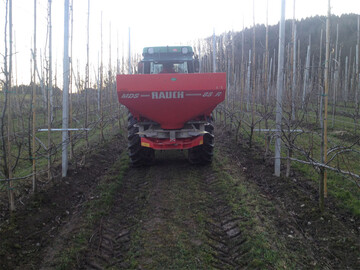 Die Ausbringung von Hhnermistpellets kann whrend der ruhigeren Wintermonate erfolgen. Das bricht Arbeitsspitzen whrend des Austriebs im Frhjahr. 