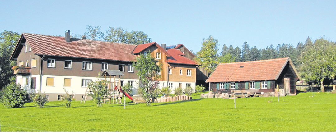 Standortvorteil: Der Betrieb Armbruster (Foto S. 6) ist weit weg von der Straße, die Kinder haben hier viele Möglichkeiten zum Spielen und Entdecken.