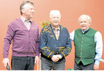 Mit einem Geschenkkorb bedankten sich Geschäftsführer Reiner Müller (l.) und Altlandrat Georg Denzer (r.) bei Albert Stein für sein langjähriges Engagement für den Maschinenring östlicher Tauberkreis.