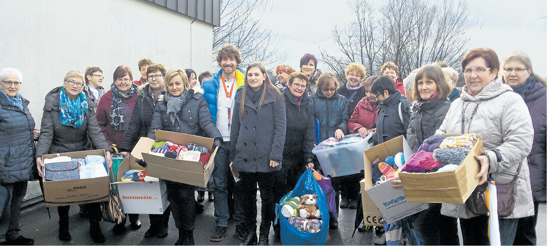 Einige Ortsvereine im Kreisverband Ostalb, Bezirk Aalen, haben auf Anregung ihrer Kreisvorsitzenden Hedwig Ernsperger (Mitte rechts, mit blauer Tasche) spontan Strick- und Häkelkreise gebildet. So konnten kürzlich kartonweise Socken, Handschuhe, Mützchen und Decken an den Leiter der Kinder- und Krankenstation der Landeserstaufnahmestelle (LEA) Ellwangen übergeben werde, rechts neben ihm LEA-Mitarbeiterin Tanja Neuwirt. Durch die Presse und den direkten Kontakt von Landfrauen zu LEA-Mitarbeitern wurde der akute Mangel an Baby-und Kleinkinderbekleidung bekannt.