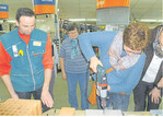 Eifrig mit dabei waren die Landfrauen des Ortsvereins Donau-Bussen, als es im Baumarkt Selg um handwerkliche Fertigkeiten ging.