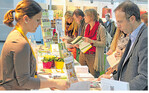 Am ima-Stand (l.) in der Halle 5 lieferten sich die Lehrer eine Materialschlacht.