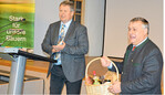 Mit Produkten aus der Region bedankte sich der Vorsitzende des Kreisbauernverbandes Freudenstadt, Gerhard Fassnacht (links), beim Gastredner des Bauerntags in Schopfloch, Bayerns Bauernpräsident Walter Heidl.