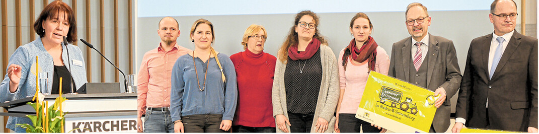 Übergeben Hofschilder an engagierte Bauernfamilien: Projektleiterin Andrea Bleher (l.), LBV-Vize Klaus Mugele (2. v. r.), Geschäftsführer Helmut Bleher (r.).