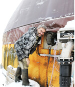 Kontrolle: Die Überwachung des Fermenters, hier demonstriert von Lothar Braun-Keller, gehört für Sohn Adrian Keller zur täglichen Routine.