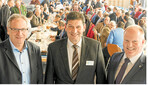 Reinhold Gall MdL (l.) spricht zur Zukunft des Pflanzenschutzes, Vizepräsident Karsten Schmal (r.) vom Deutschen Bauernverband (DBV) zur Agrarpolitik. Da ist beim Bauerntag in Schwieberdingen für Gesprächsstoff gesorgt, freut sich Vorsitzender Eberhard Zucker.